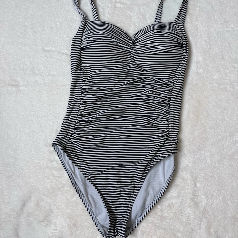 Bond-Eye Swimsuit - Picture 4 of 11